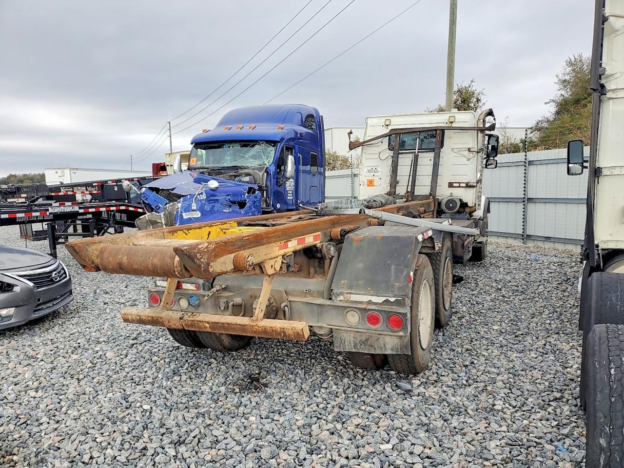 2005 Volvo VHD ROLL-OFF Container Truck