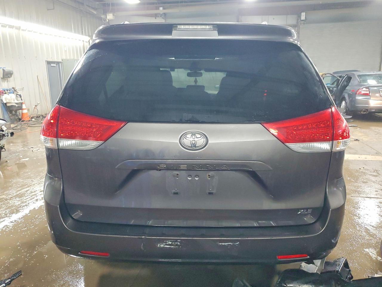 2012 Toyota Sienna xle 8-passenger