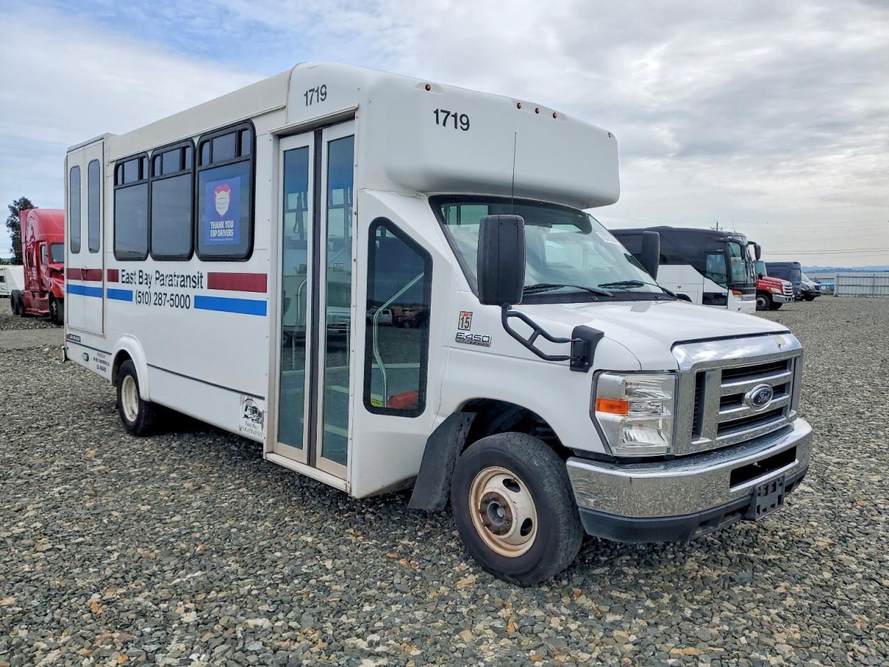 2017 Ford Econoline E450 Super Duty Cutaway Van