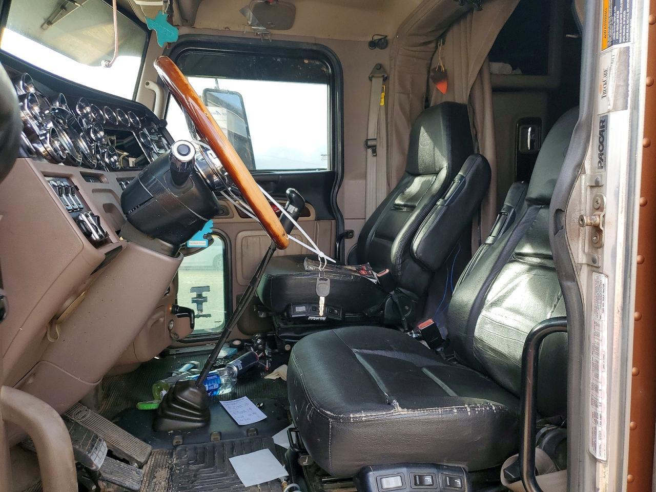 2015 Peterbilt 389 Semi Truck