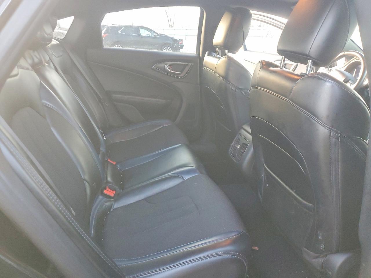 2016 Chrysler 200 s