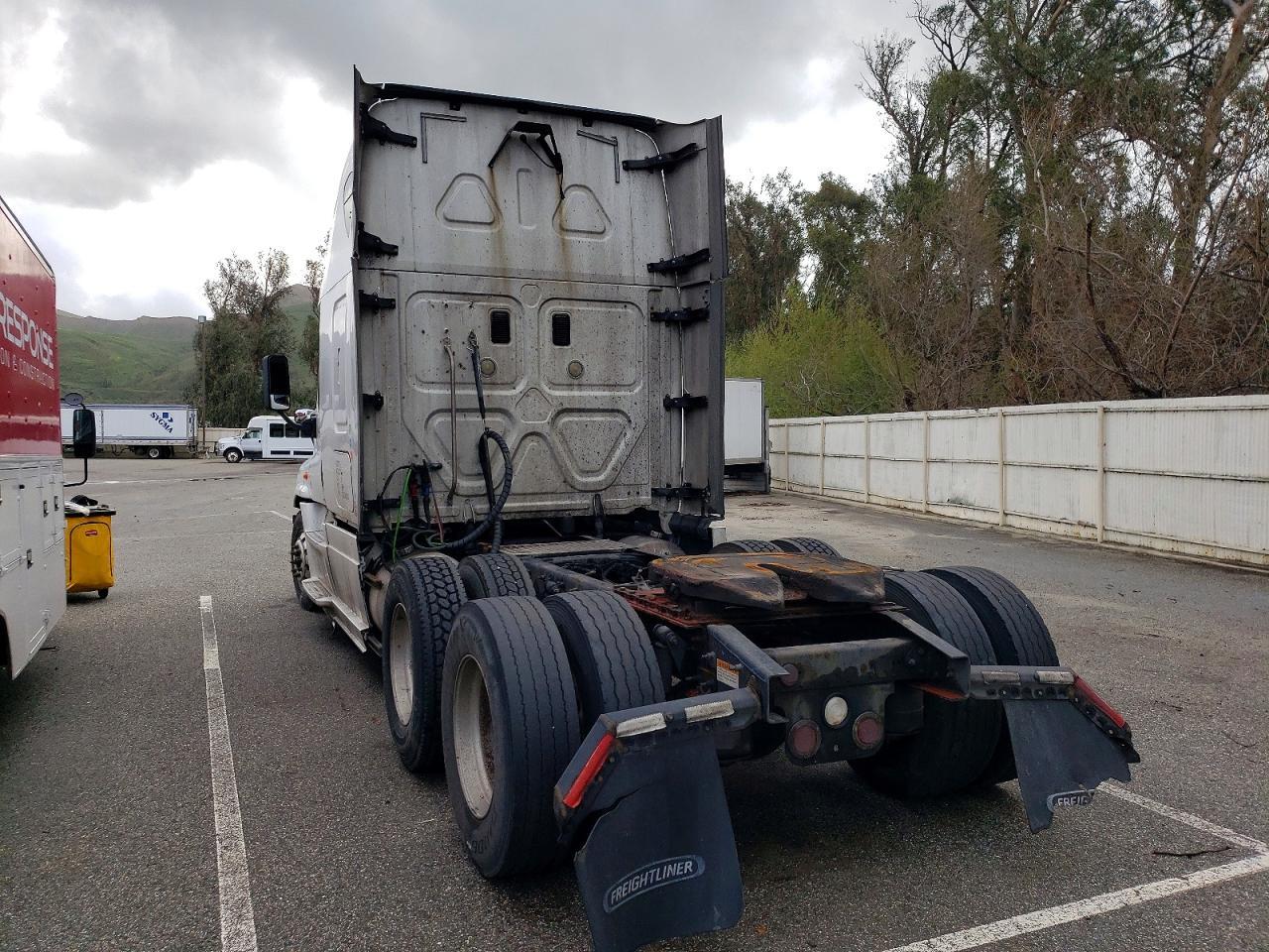 2016 Freightliner Cascadia 126 Semi Truck