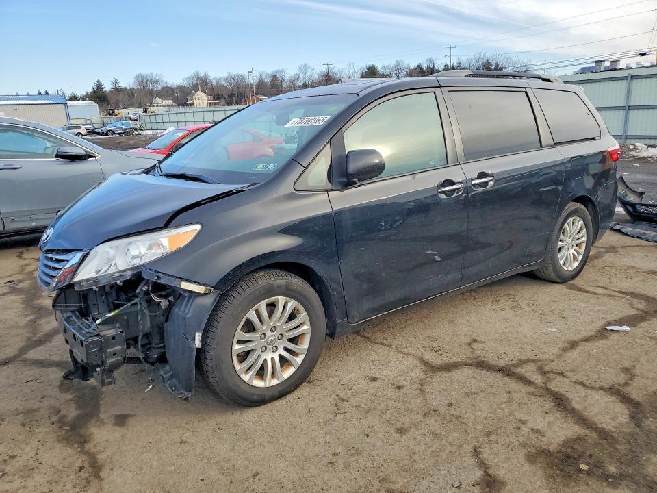 2017 Toyota Sienna xle 8-passenger