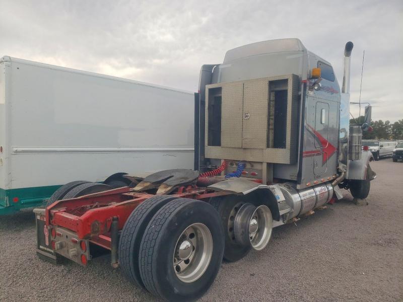 2005 Kenworth W900 Semi Truck