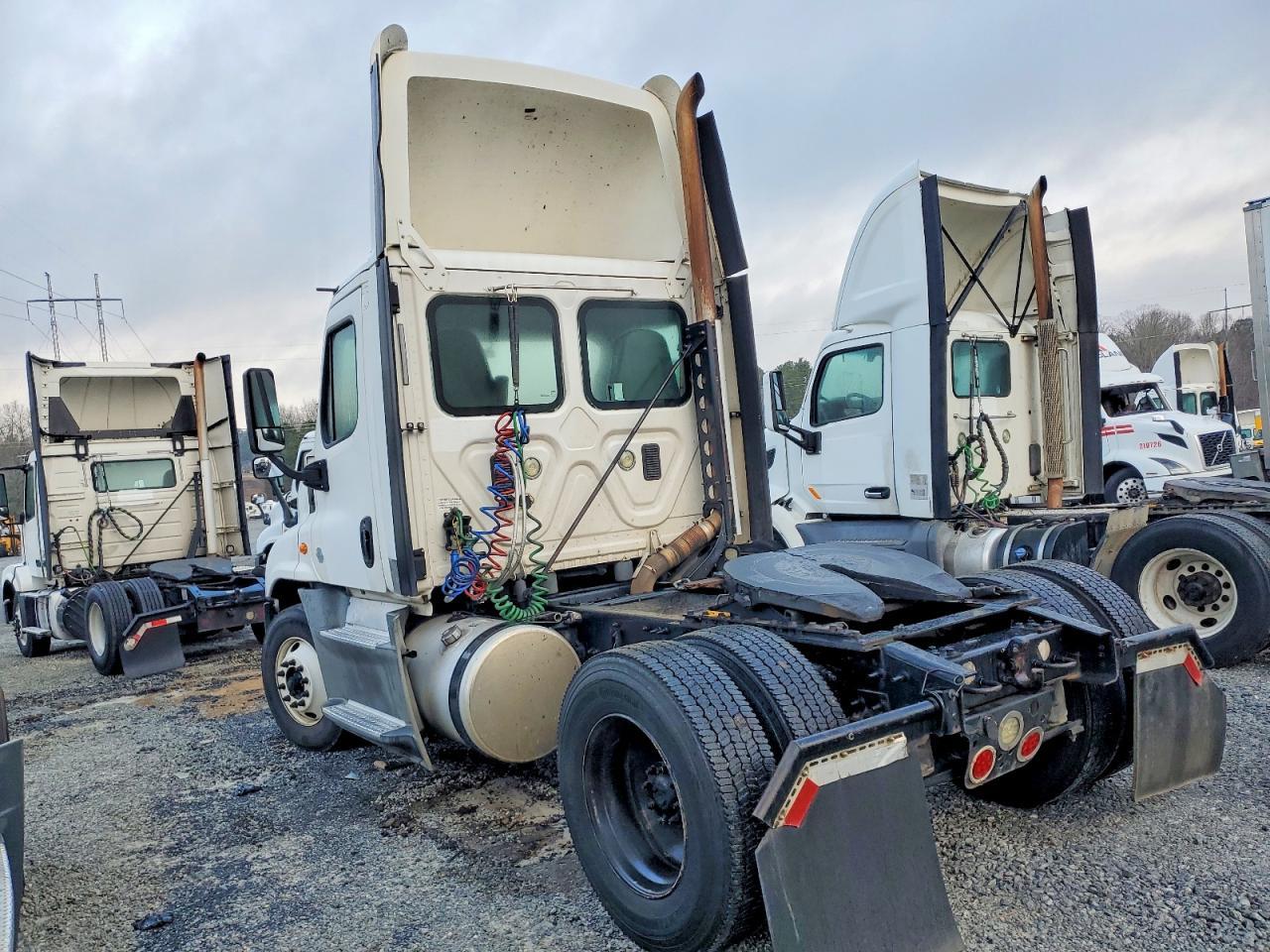 2016 Freightliner Cascadia 125 Semi Truck