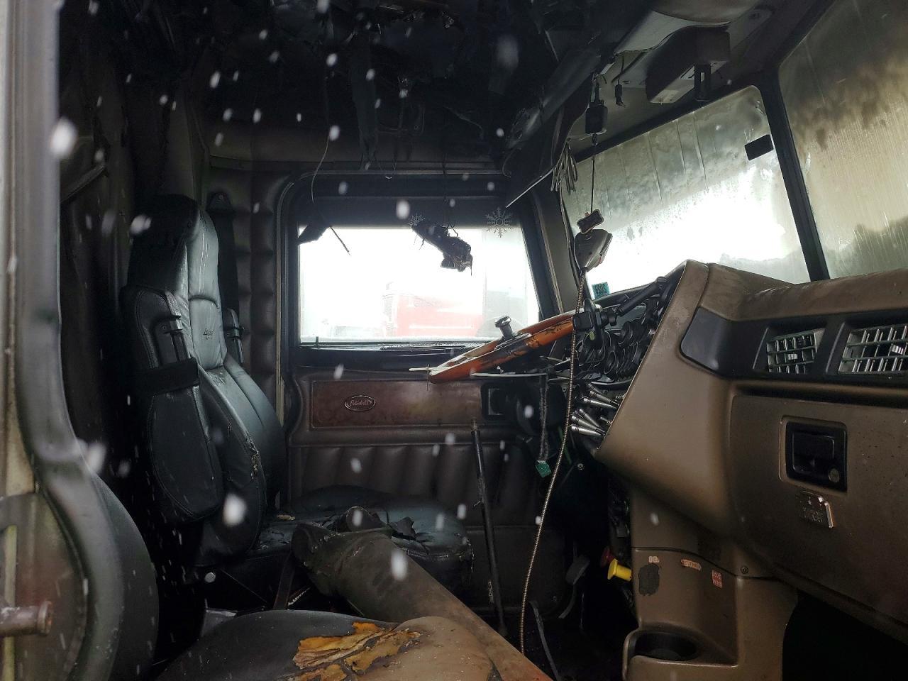 2005 Peterbilt 379 Semi Truck