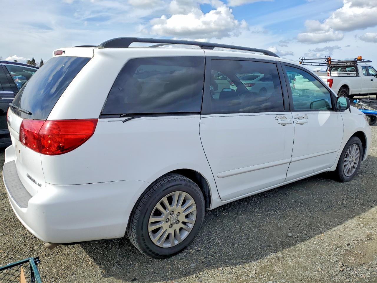 2010 Toyota Sienna le 8-passenger
