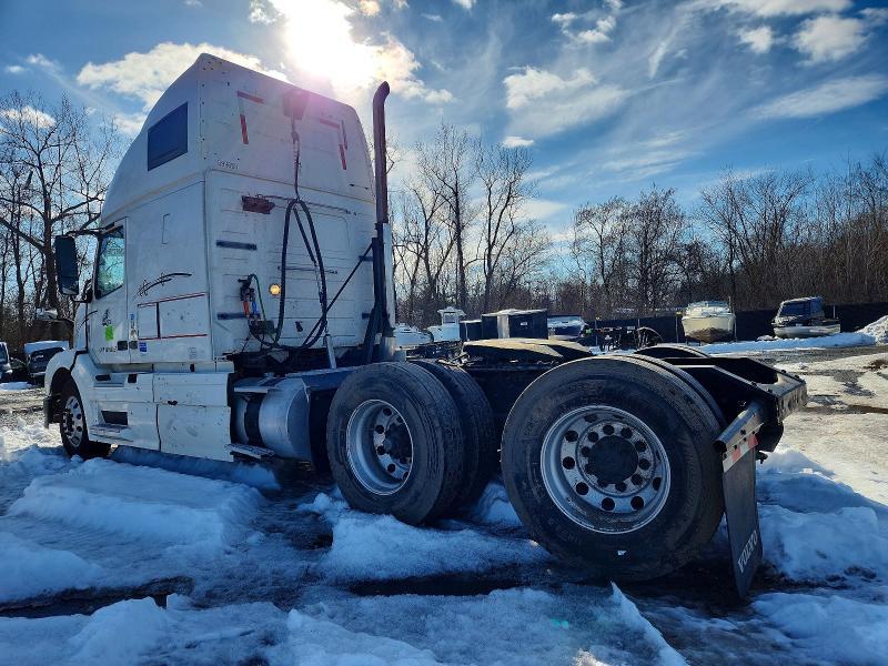 2011 Volvo VNL Semi Truck