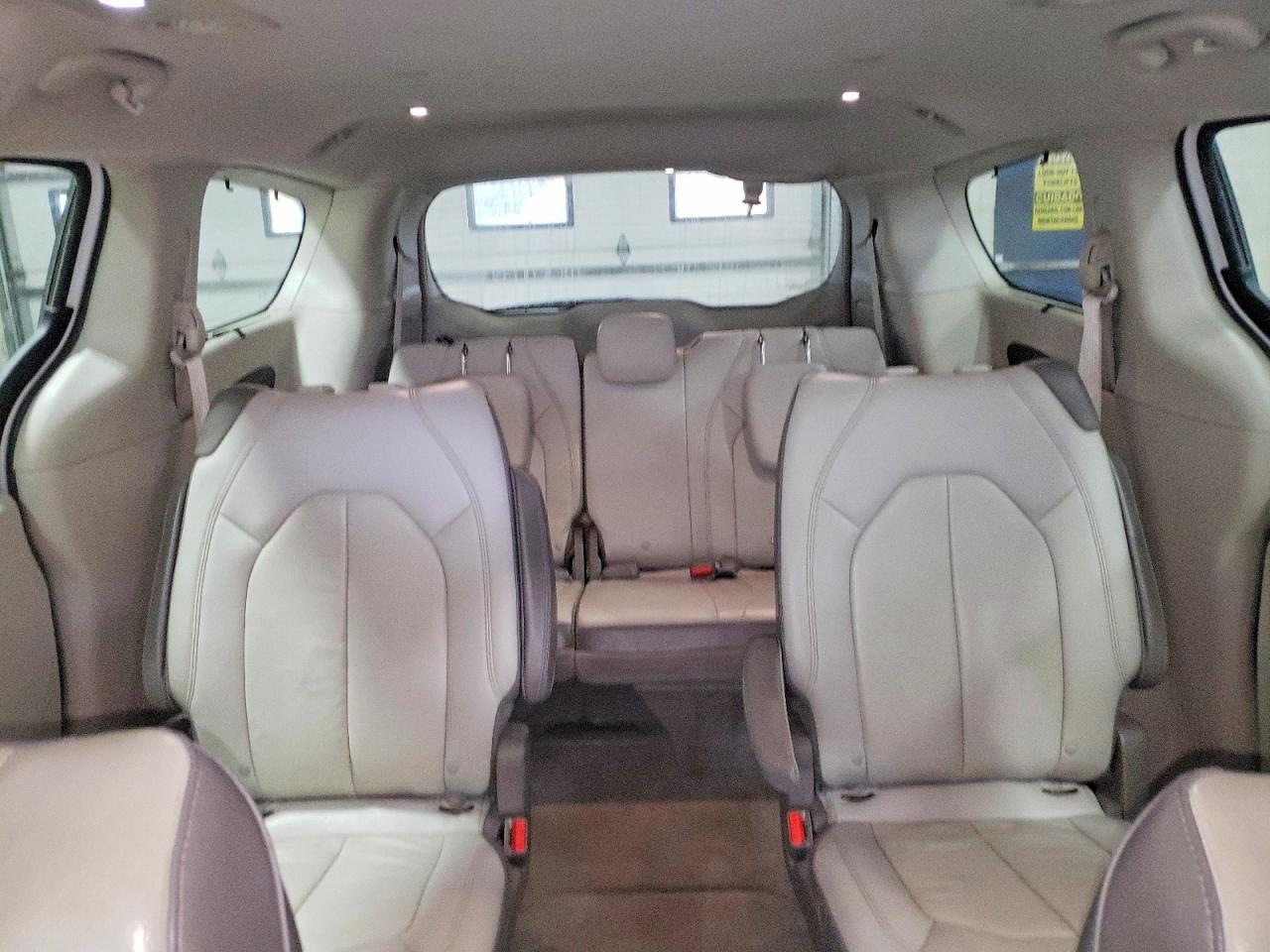 2017 Chrysler Pacifica Touring l