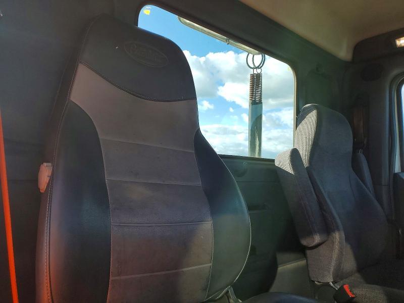 2015 Peterbilt 579 box Truck