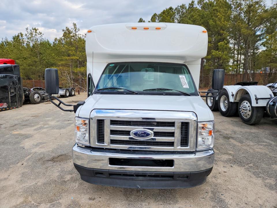 2025 Ford Econoline E450 Super Duty Cutaway van