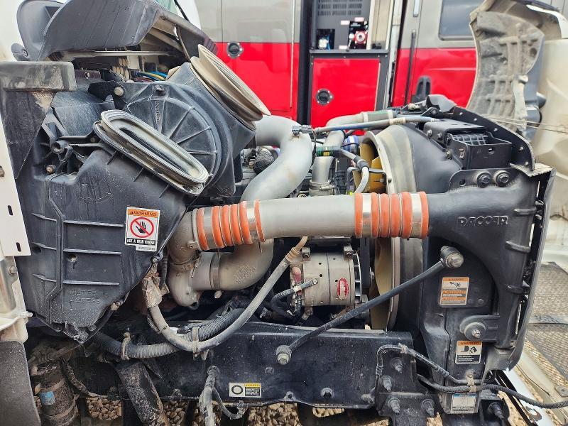 2015 Kenworth T300 Semi Truck
