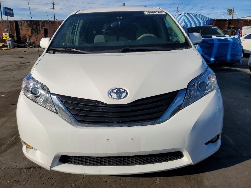 2012 Toyota Sienna le 8-passenger