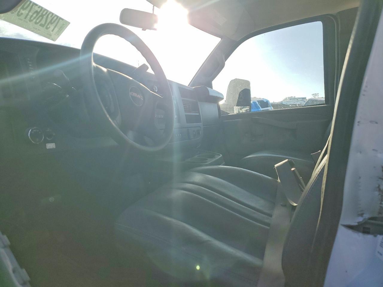 2022 GMC Savana BOX Truck