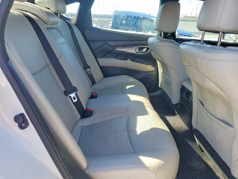 2015 Infiniti Q70 3.7