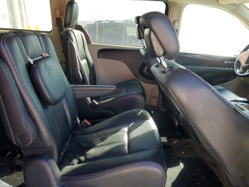 2016 Chrysler Town & Country Touring
