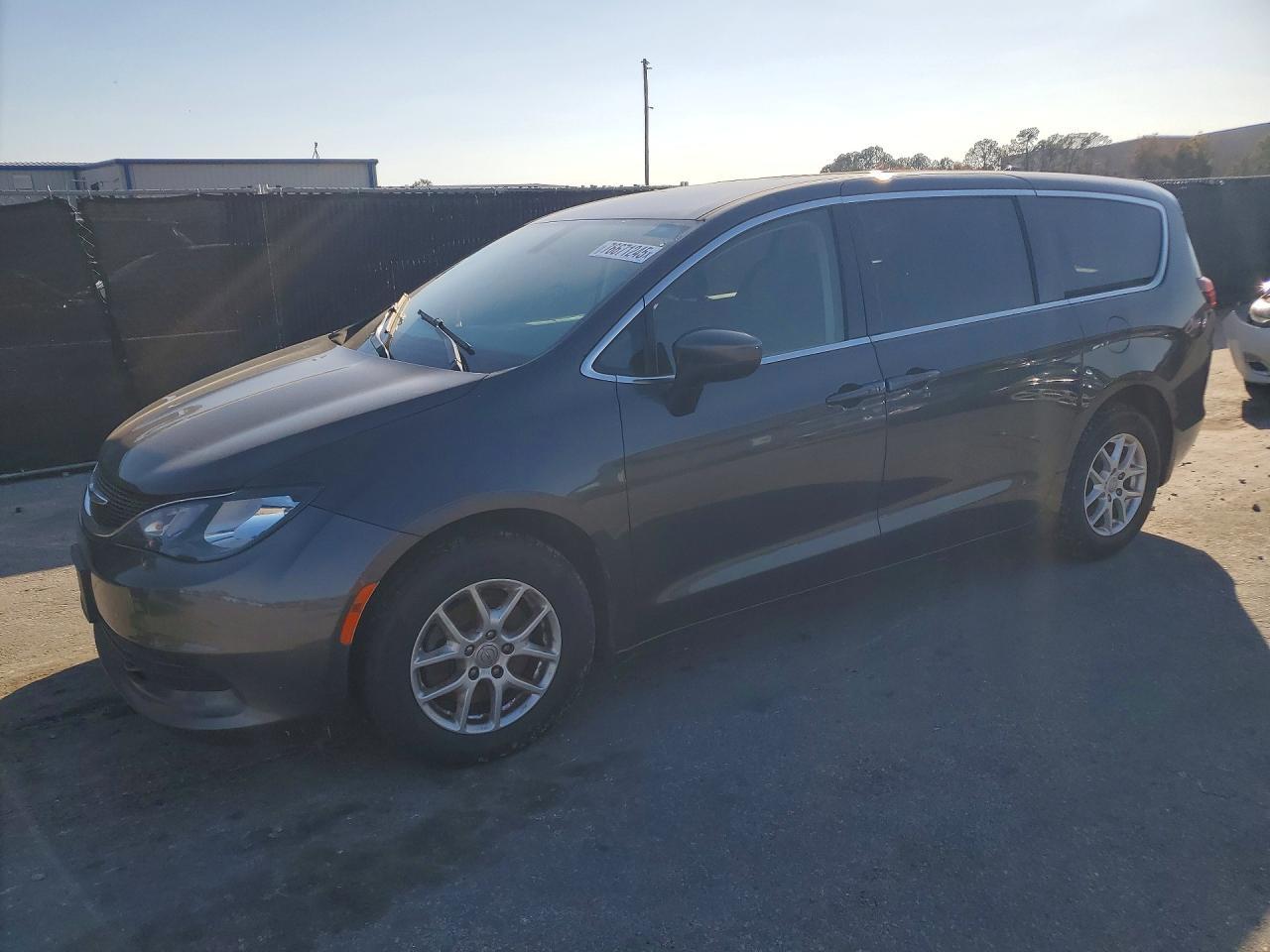 2020 Chrysler Voyager lx