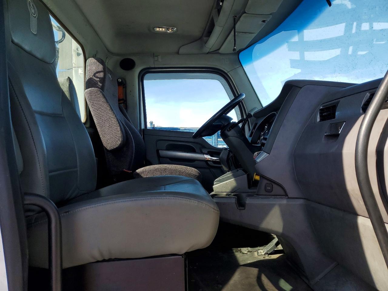 2016 Kenworth T680 Semi Truck