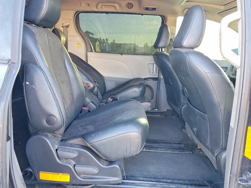 2013 Toyota Sienna se 8-passenger