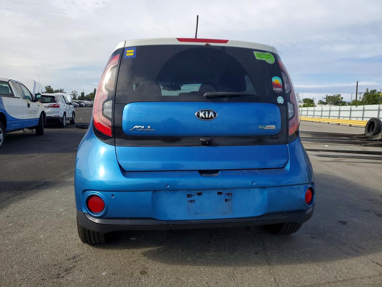 2017 KIA Soul ev +