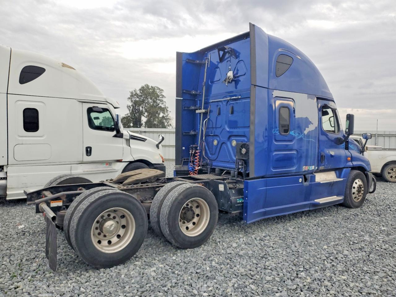 2018 Freightliner Cascadia 125 Semi Truck