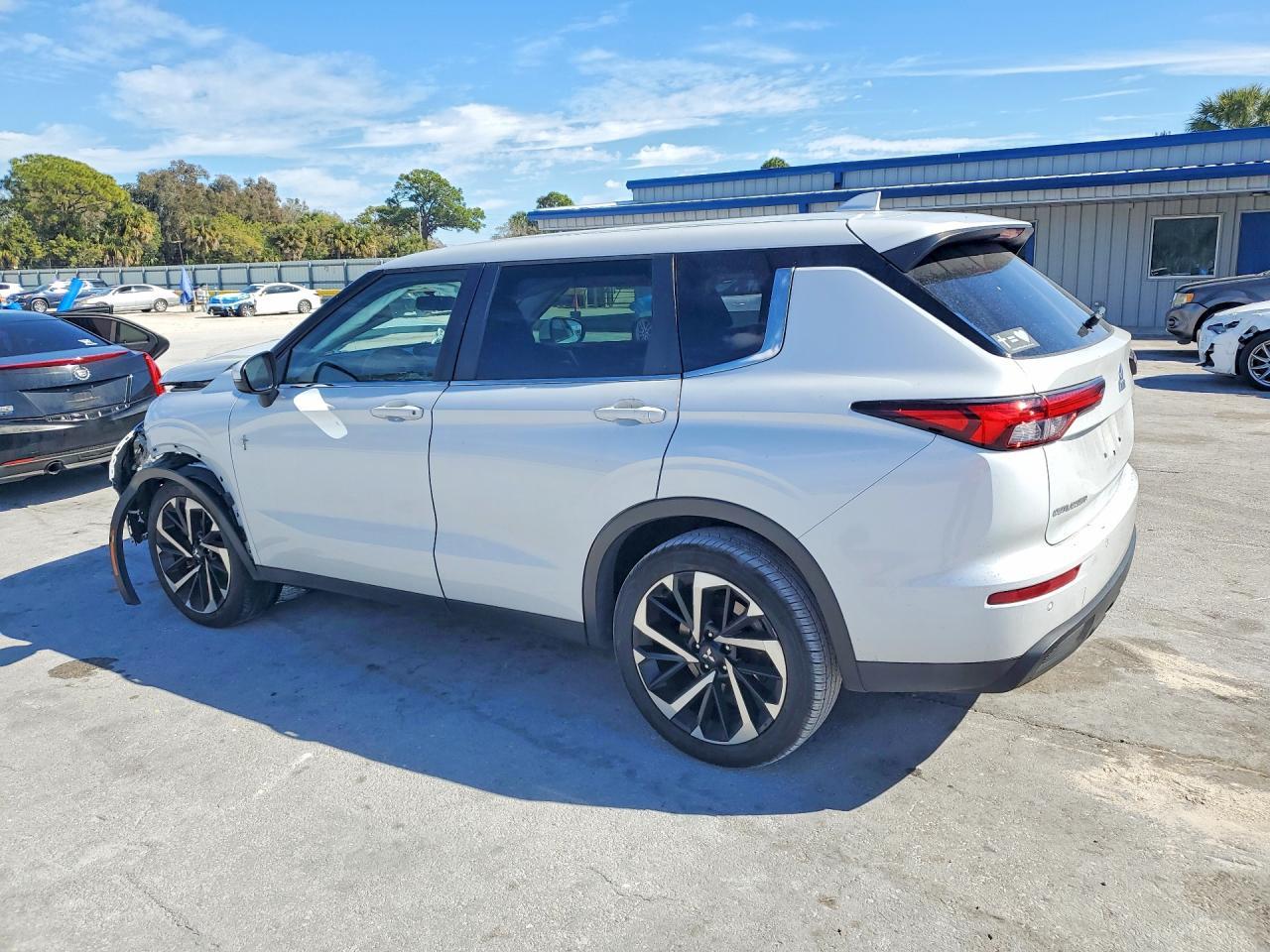 2022 Mitsubishi Outlander es