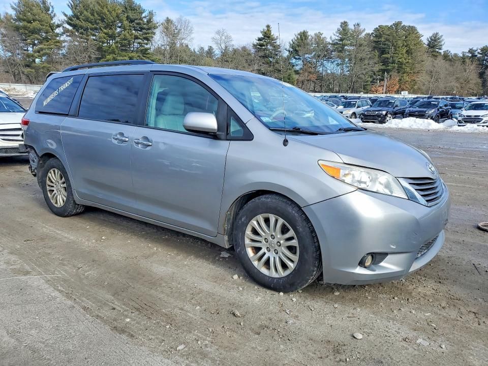 2013 Toyota Sienna xle