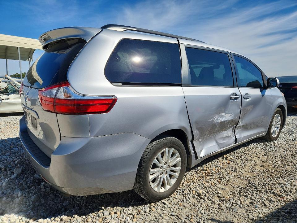 2017 Toyota Sienna xle 8-passenger