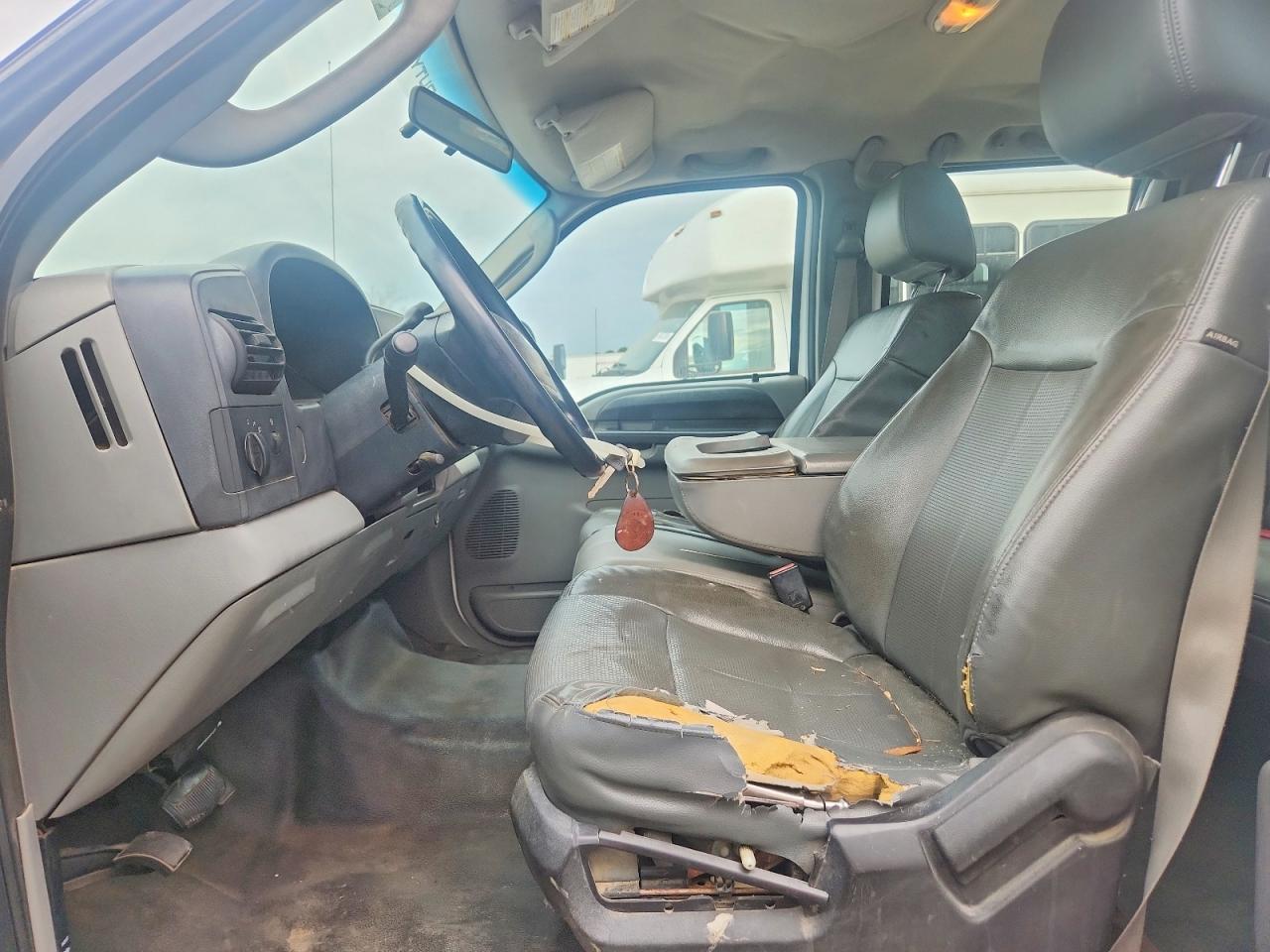 2005 Ford F350 Super Duty Flatbed Truck