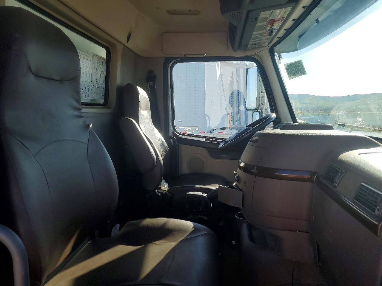 2014 Volvo VHD BOX Truck