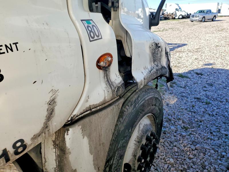 2015 Freightliner Cascadia Semi Truck