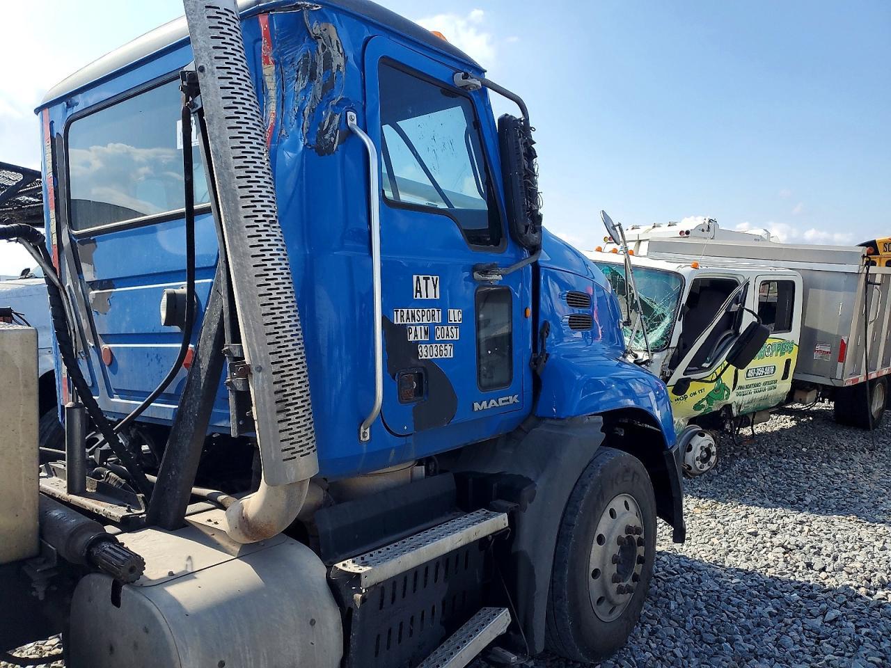 2014 Mack CXU613 Semi Truck
