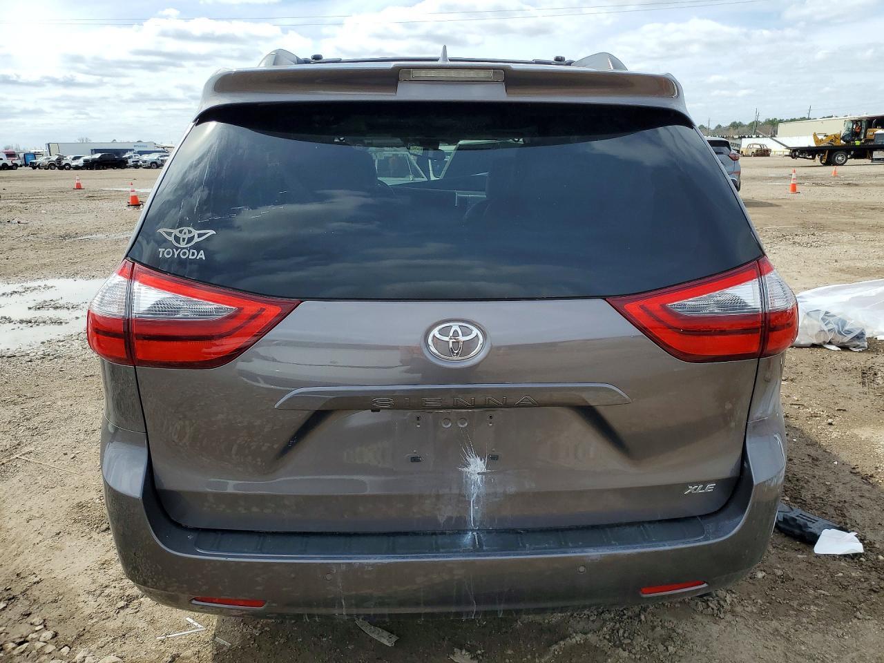 2020 Toyota Sienna xle Premium 8-passenger