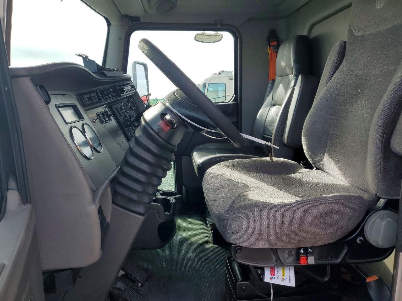 2013 Kenworth T370 BOX Truck