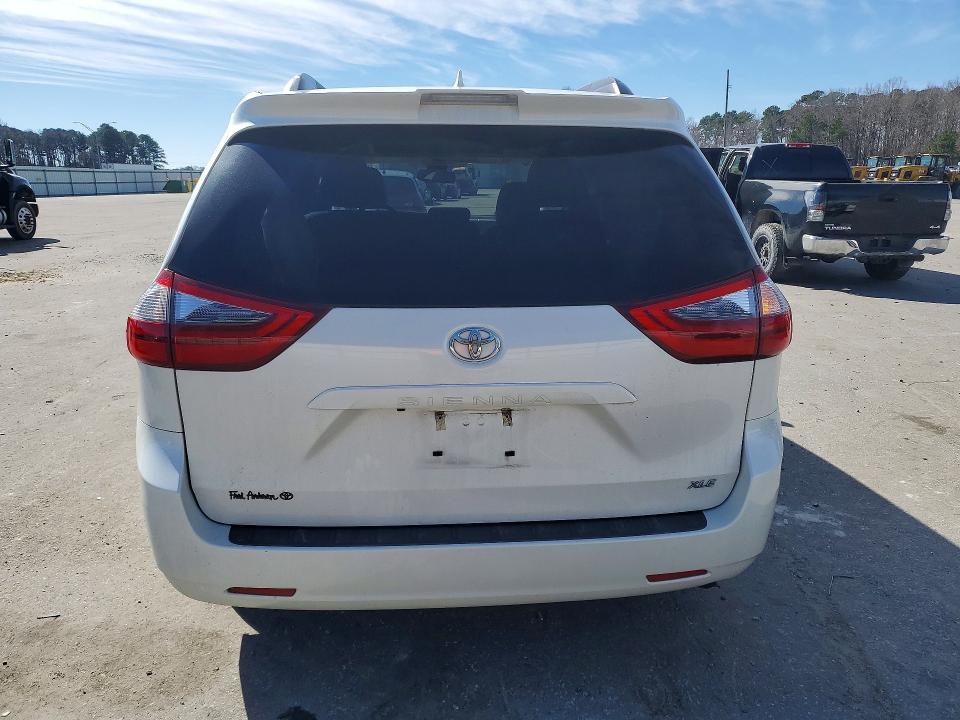 2020 Toyota Sienna xle 8-passenger