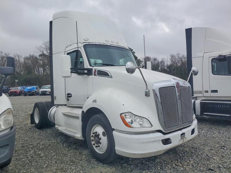 2015 Kenworth T680 Semi Truck