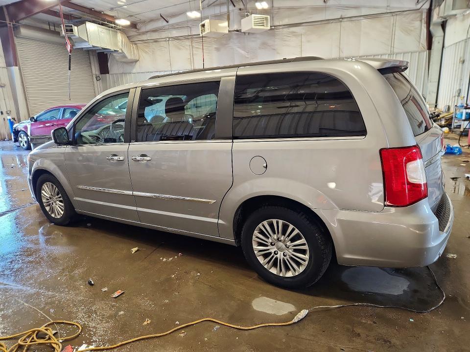 2013 Chrysler Town & Country Touring l