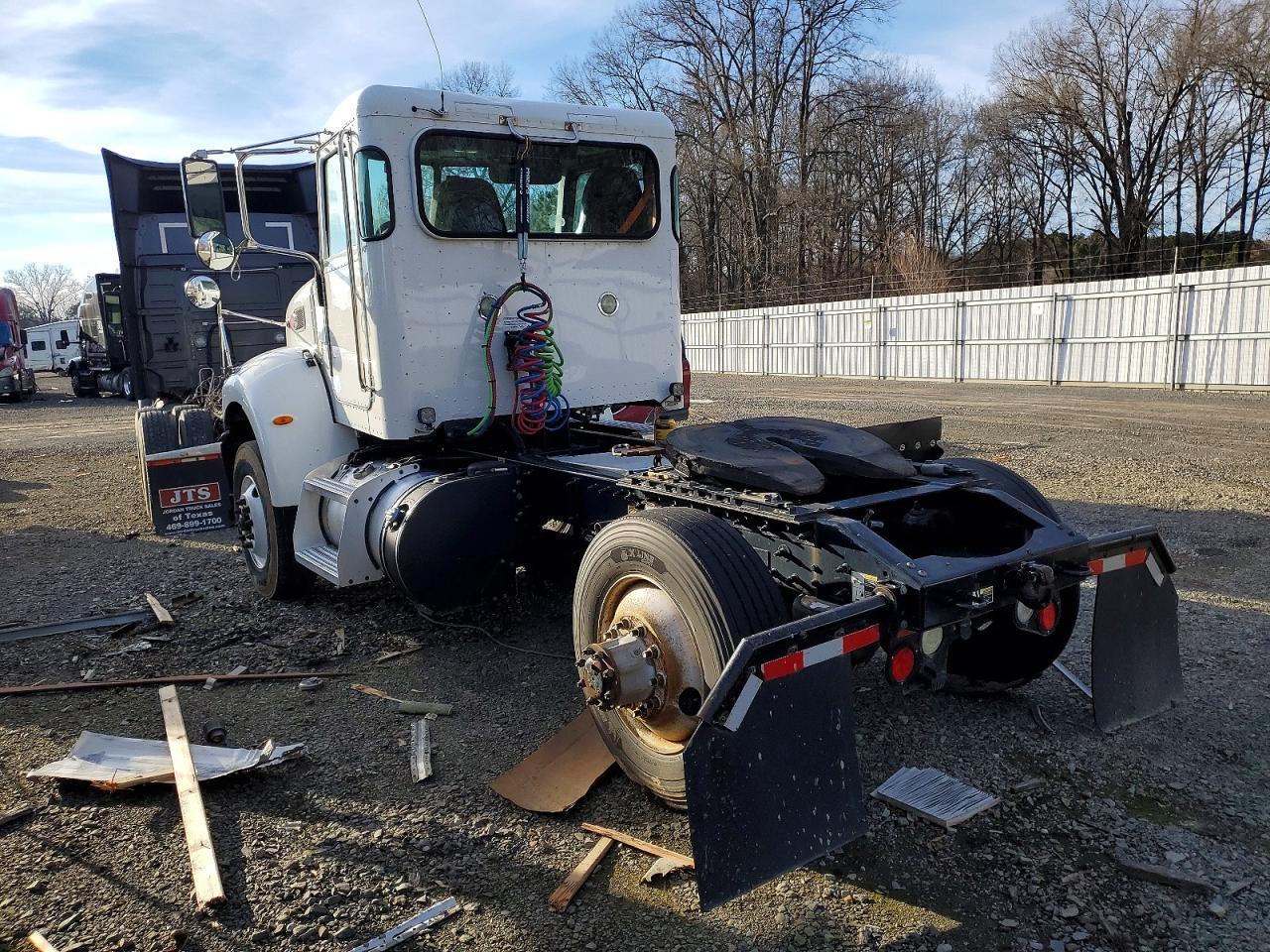 2016 Peterbilt 382 Semi Truck