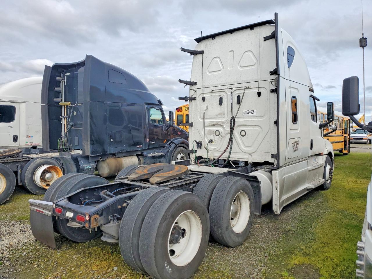 2022 Freigliner 2022 Freightliner Cascadia 126 Semi Truck
