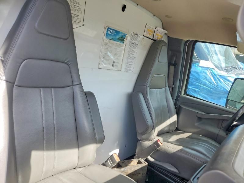 2022 GMC Savana CUT-BOX Truck