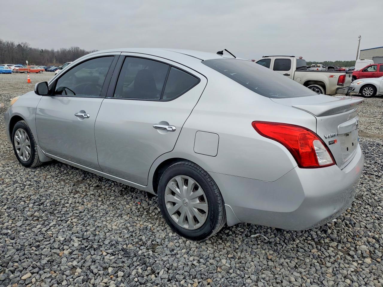 2013 Niss Versa s