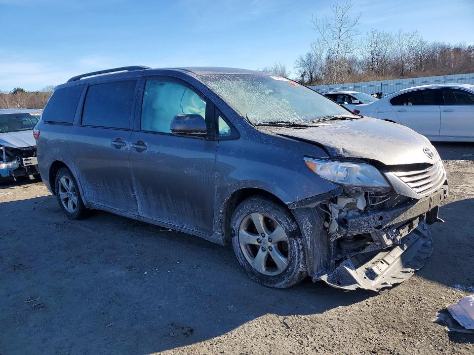 2016 Toyota Sienna le 8 Passenger