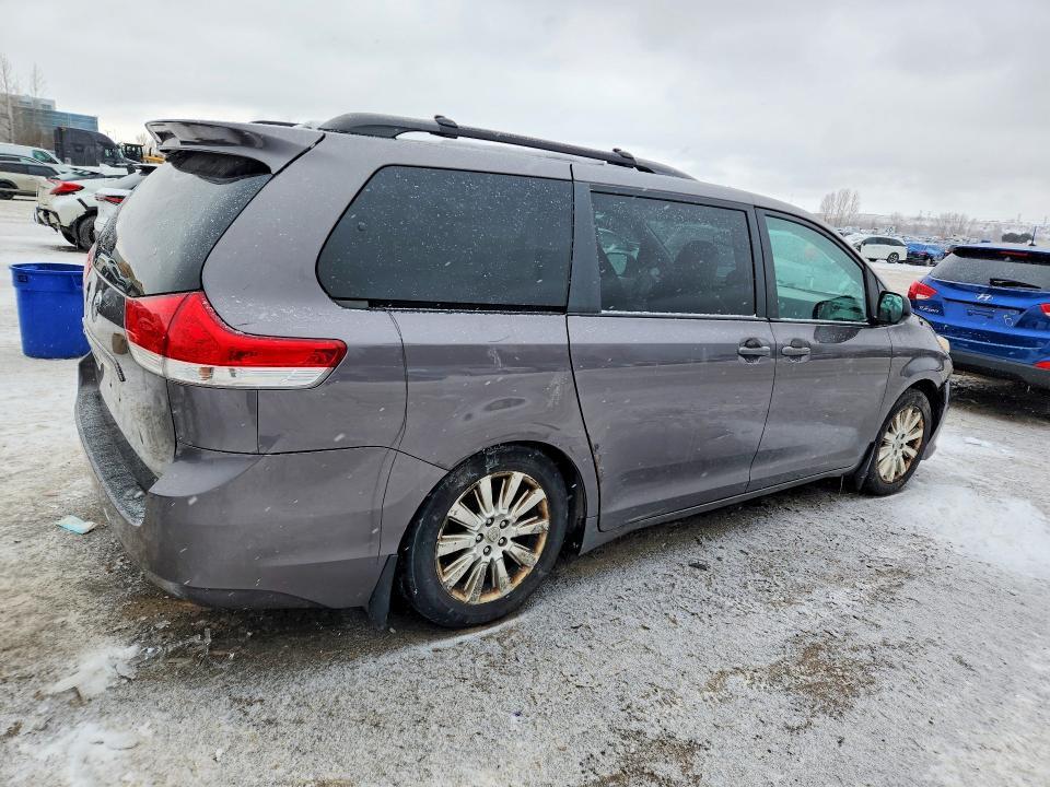 2011 Toyota Sienna le