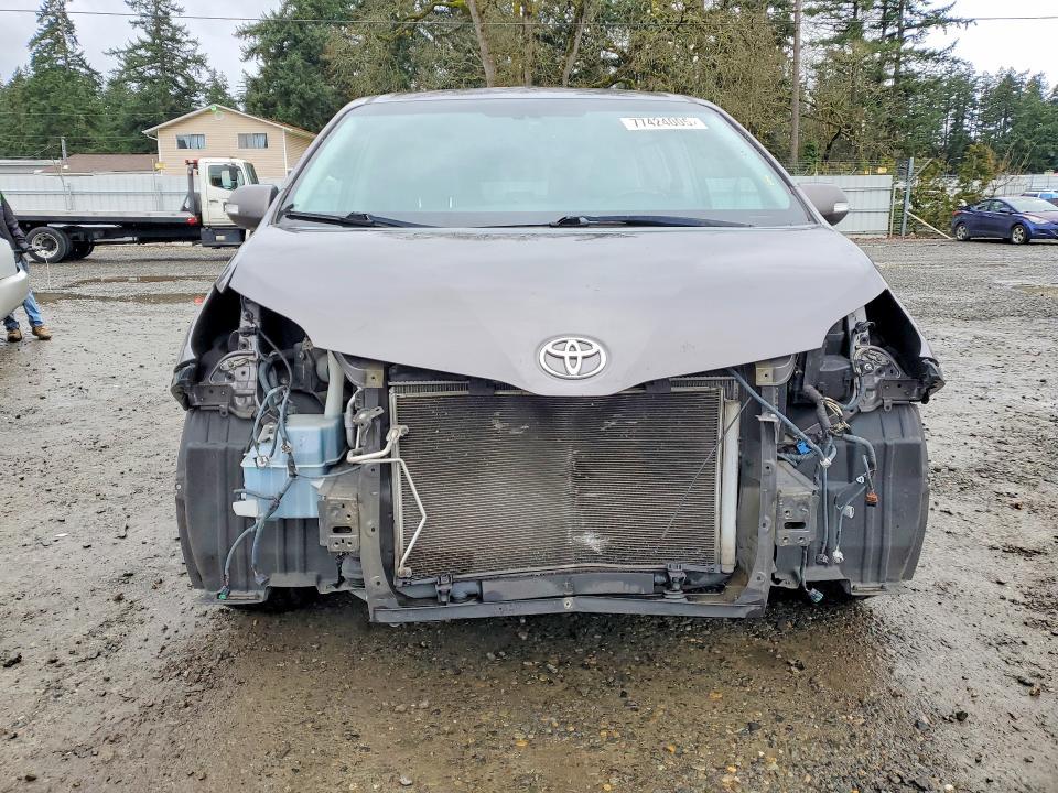 2014 Toyota Sienna Limited 7-passenger