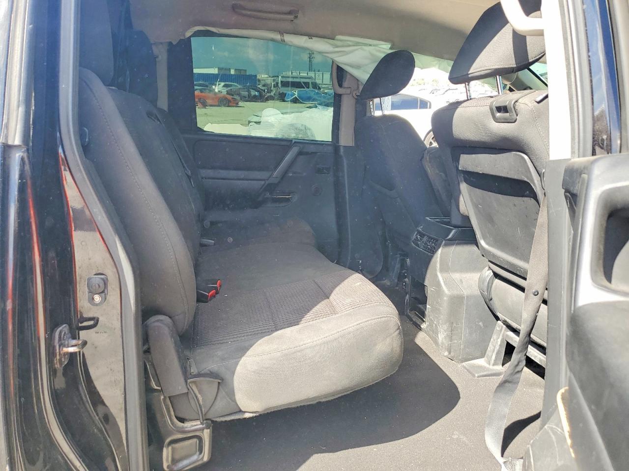 2013 Nissan Titan SV