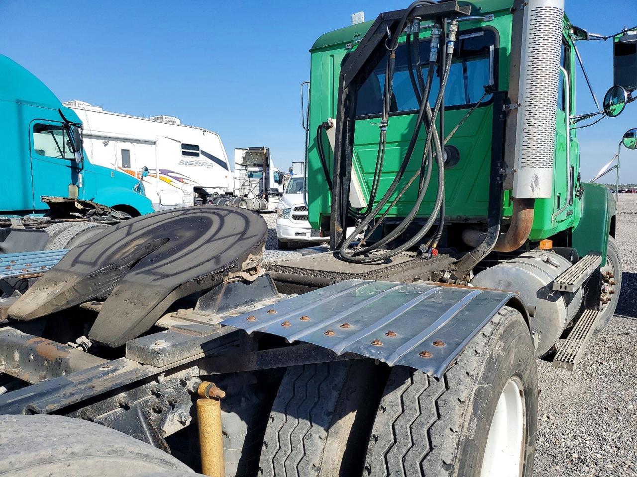2001 Mack CH613 Semi Truck