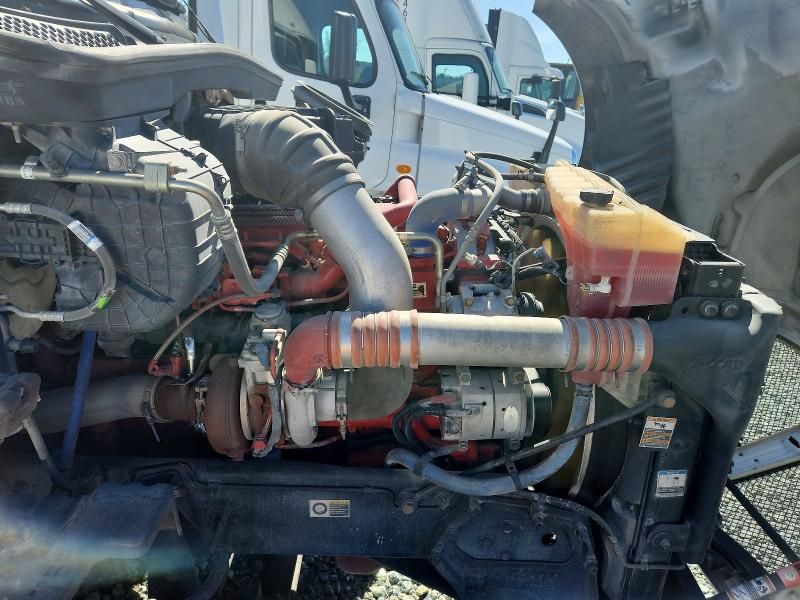 2015 Kenworth T680 Semi Truck