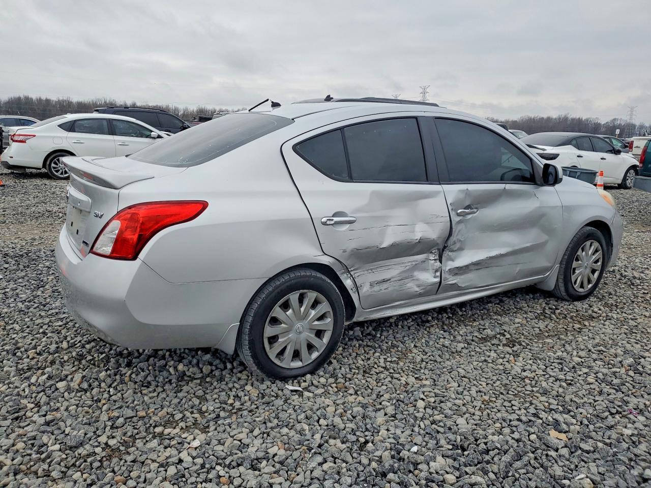 2013 Niss Versa s
