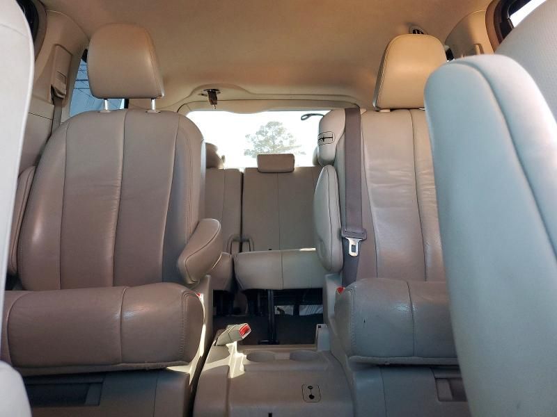 2011 Toyota Sienna xle 8-passenger