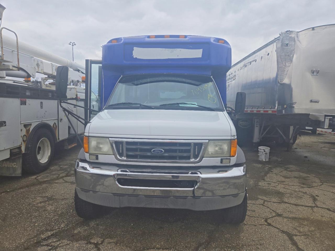 2003 Ford E550 Shuttle Bus